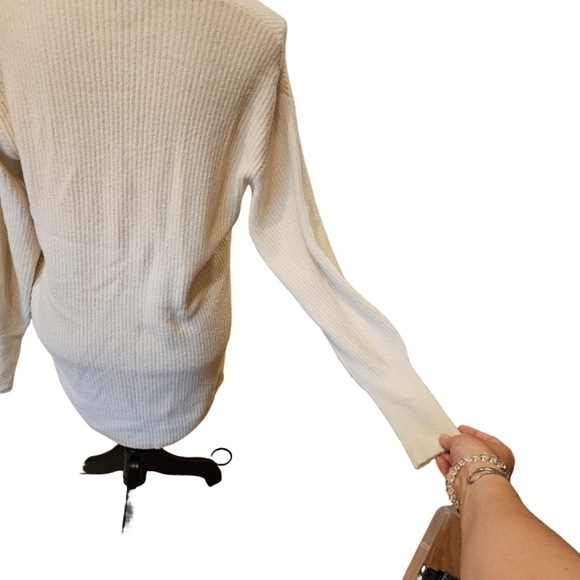 Express Cream Sweater - Picture 3 of 8